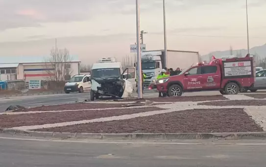 Öğrenci servisi kamyonetle çarpıştı: Çok sayıda yaralı var