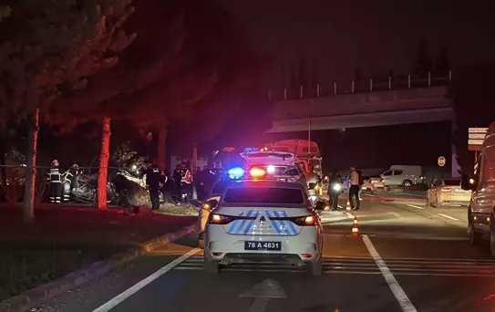 Karabük'te otomobil, refüjdeki ağaca çarpıp ters döndü: 1 ölü