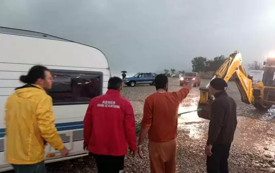 Karavanla denize sürüklenen Rus turistler kurtarıldı