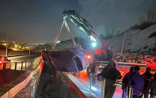 Yüksekova'da Otomobil Su Kanalına Düştü