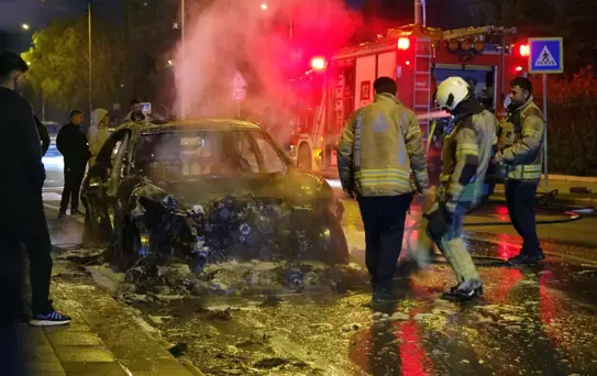 Küçükçekmece'de seyir halindeyken alev alan otomobil kullanılamaz hale geldi