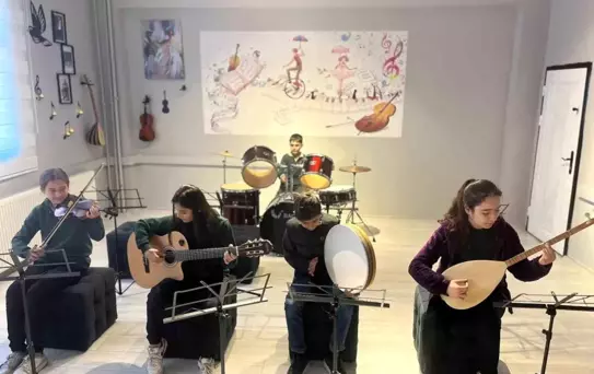 Vefalı eş, hayatını kaybeden kocasının anısına kütüphane ve müzik atölyesi kurdu