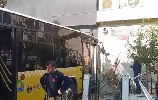 İETT Otobüsü Börekçiye Çarptı