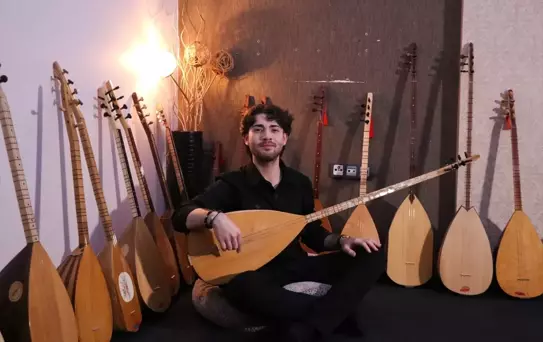 Genç Müzisyen Yiğitoğlu Bağlama ile Türküler İcra Ediyor