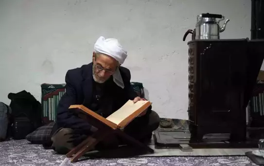 Rüstem dede 50 yıldır sadece çay içip ve gofret yiyor