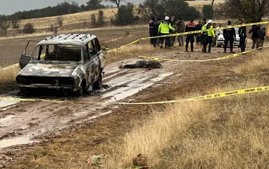 Resmen vahşet! Yanmış otomobilin yanında bulunan cesedin başı kayıp