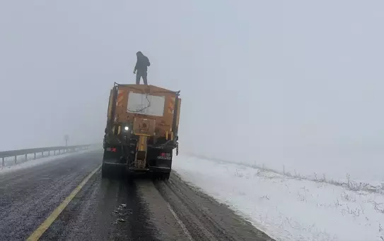 Kars-Göle Yolu'nda Kar ve Sis Ulaşımı Zorlaştırıyor