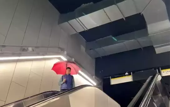 Sağanak yağış İstanbul metrosunu sular altında bıraktı