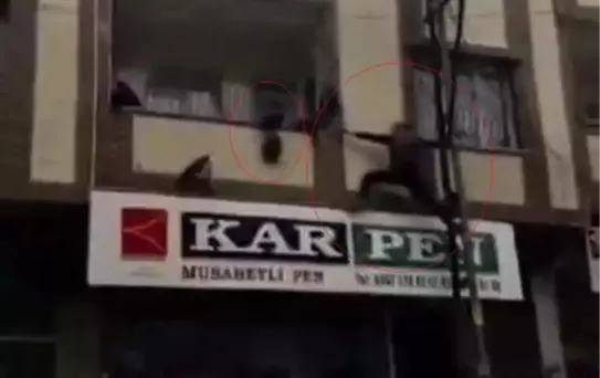 Balkon demirlerine asılı kalan çocuğu sokaktaki kahraman kurtardı