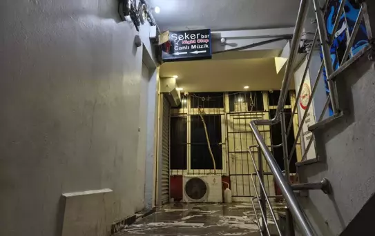 Hesabı ödemeyince mekandan atıldı, geri dönüp konuşma bahanesiyle solisti öldürdü