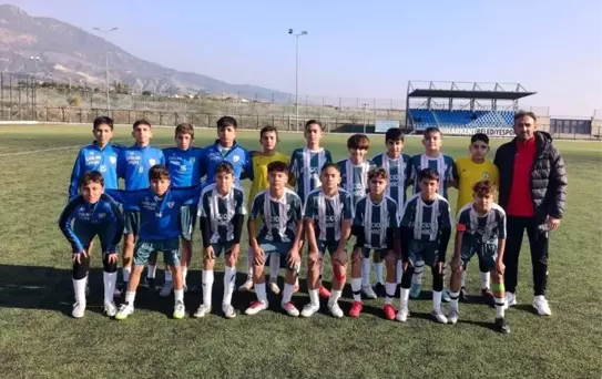 Buharkent'in gençleri namağlup şampiyon oldu