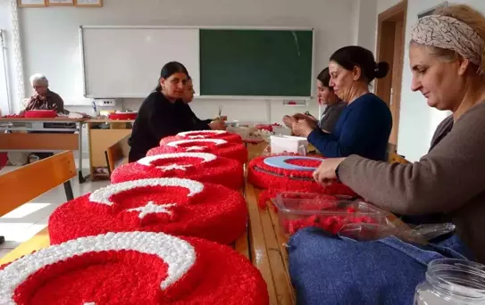 Hozat'ta Kadınlar Bayrak Üretiyor