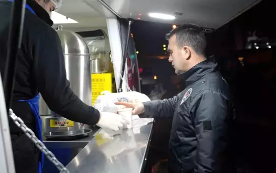 Kartal Belediyesi'nden vatandaşlara sıcak çorba ikramı