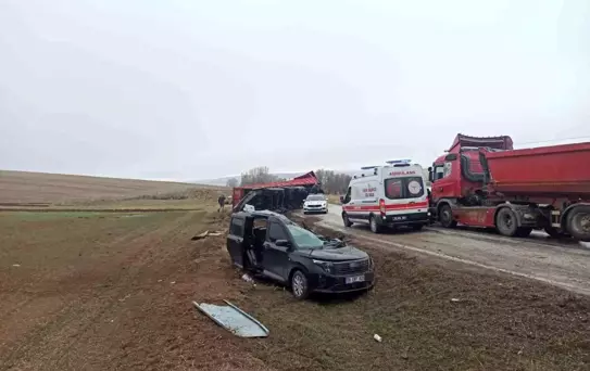 Tır Dorsesi Hafif Ticari Aracın Üzerine Devrildi