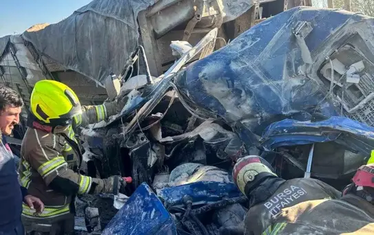 Bariyerlere saplanıp demir yığınına dönen kamyon kabininde can pazarı