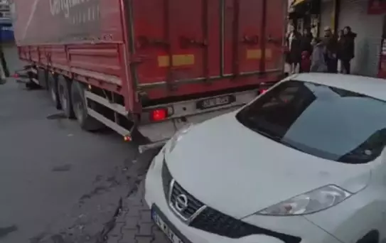 Kağıthane'de manevra yapan tır 3 otomobile çarpıp caddeyi birbirine kattı
