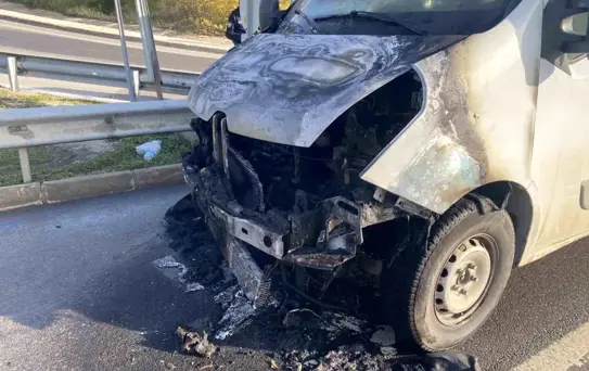 Bursa'da minibüs yangını: BUSKİ Ekipleri yangının büyümesini önledi