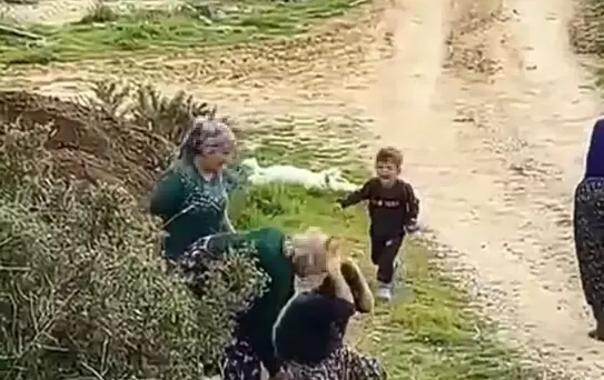 Oğlunun gözü önünde amcasının kızları tarafından darbedildi