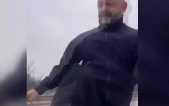 Trafikte takip edip sıkıştırdığı belediye meclis üyesinin otomobiline saldırdı; o anlar kamerada