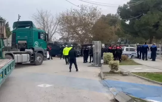 Yıkıma gelen polise direnip bıçakla kendisine zarar verdi