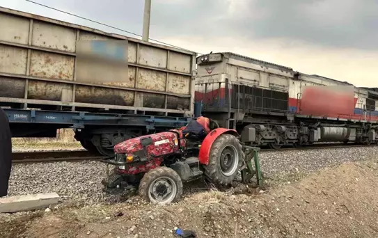 Traktöre Tren Çarptı, Sürücü Yaralandı