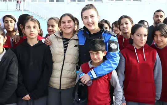 Polislerden Köy Çocuklarına Kış Ayakkabısı