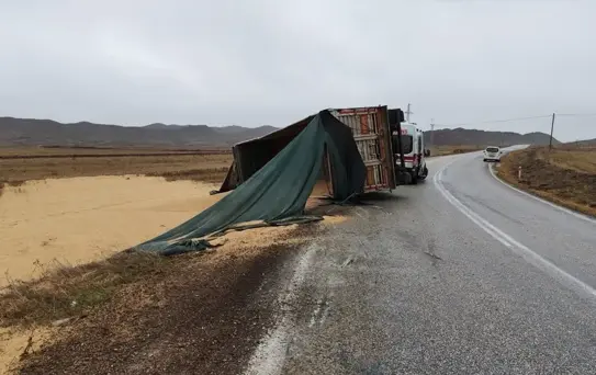 Çorum'da Tır Devrildi, Sürücü Yaralandı