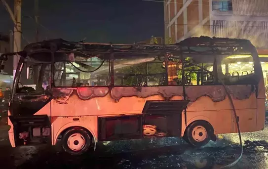 Manisa'da servis otobüsü alev alev yandı