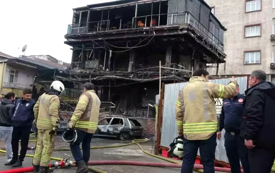 Pendik'te Araç Yangını: Kafe ve Araçlar Küle Döndü