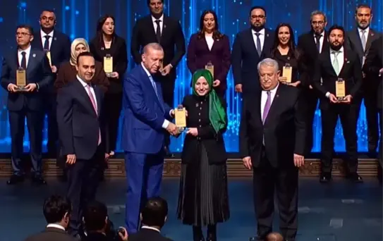 Ödülünü Cumhurbaşkanın elinden aldı