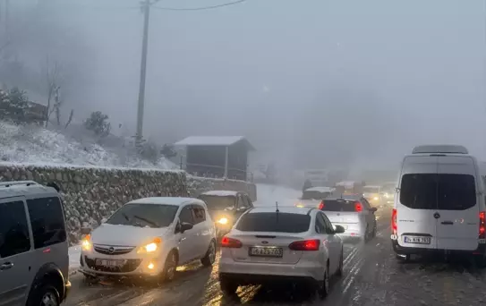 Uludağ'da Kar Yağışı, Araç Kuyrukları Oluşturdu