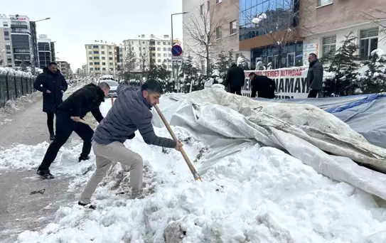 Van'da işten çıkarılan işçilerin eylem çadırı kar yağışı nedeniyle çöktü