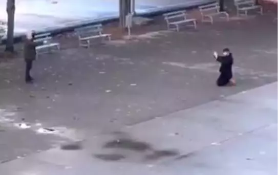 Baba şantajcı genci rehin aldı