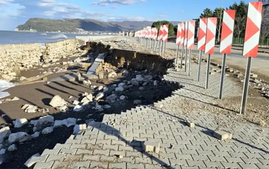 Cide'de Fırtına ve Dev Dalgalar Sahili Vurdu