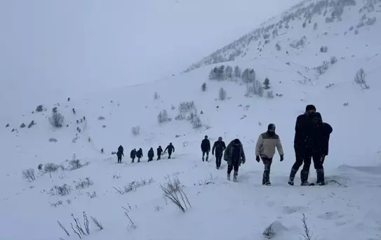 Artvin'de çığ altında kalan çobanı arama çalışmalarına ara verildi