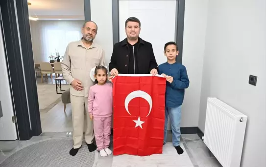 7 Yaşındaki Zeynep'ten Bayrak Sevgisi