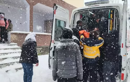 Karla Kapanan Yolda Acil Hasta Kurtarıldı