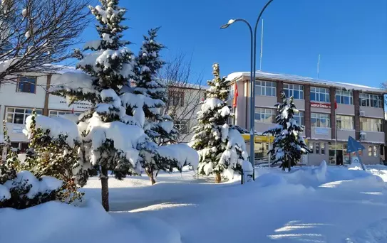 Tokat'ın ilçelerinde karla mücadele çalışmaları sürüyor