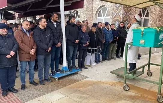 Otomobil aydınlatma direğine çarptı: Baba ile oğlu öldü, anne ağır yaralı