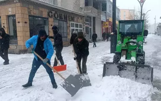 Diyadin'de karla mücadele çalışmaları devam ediyor