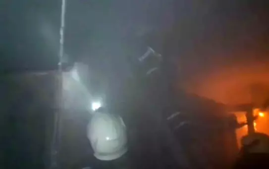 Çatı katındaki odunlukta çıkan yangında 40 güvercin telef oldu