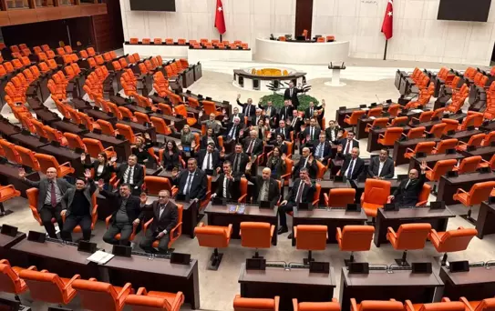 CHP'liler Meclis'te 'Emekli' nöbetinde! Özel'den destek geldi