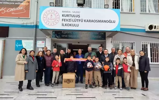 Galatasaray Taraftarından Okula Spor Desteği