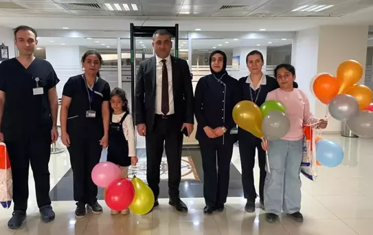 Elazığ'da Hastanedeki Çocuklara Karne Hediyesi
