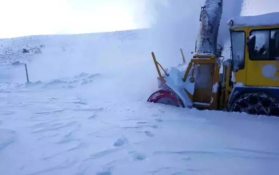 Büyükşehir, kırsal kesimlerde etkili olan kar yağışında 47 mahalle yolunu ulaşıma açtı