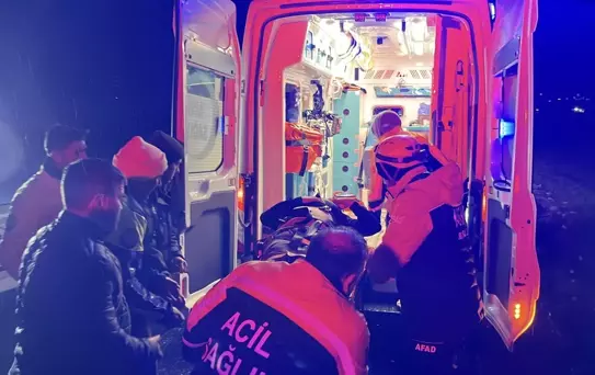 Baba ve oğlu çaya düşen otomobilde hayatını kaybetti