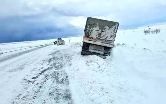 Adilcevaz'da Yoğun Buzlanma Trafik Kazalarına Neden Oldu