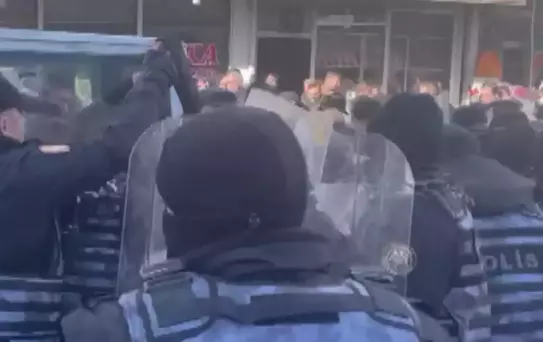 İzinsiz Yürüyüşe Polis Müdahalesi
