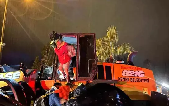 Antalya'da taşkında evlerinde mahsur kalan 4 çocuk ve yaşlı kadın pansiyona yerleştirildi