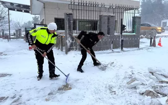 Hasanbeyli'de Emniyet Ekiplerinden Kar Temizliği